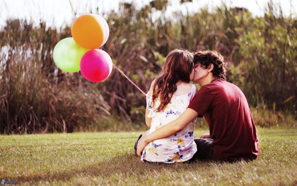 couple on the grass, kiss, balloons 162231